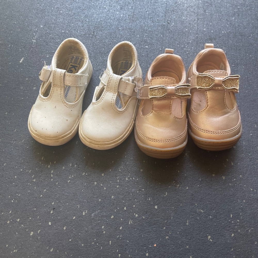 S2 pair of size 4 baby shoes